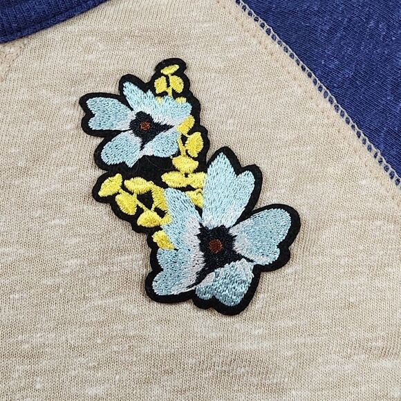 🇬🇪🍑Vintage Red Camel Tan & Blue w/Floral Chest Patch Raglan Sleeve Top Medium - Picture 6 of 11